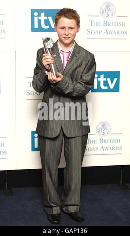 EastEnders' Jamie Borthwick mit der besten dramatischen Leistung eines jungen Schauspielers oder einer Schauspielerin bei den British Soap Awards 2008 im BBC Television Center, Wood Lane, London, W12. DIE VERÖFFENTLICHUNG DIESES BILDES UND DER GEWINNER-ERGEBNISSE, IN WELCHEM MEDIUM AUCH IMMER, OB IN PRINT, RUNDFUNK ODER ONLINE, UNTERLIEGT BIS SONNTAG, 4. MAI 2008, 00:01 UHR GMT EINEM STRENGEN EMBARGO. Stockfoto