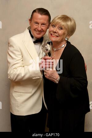 EXKLUSIV FÜR PA-FOTOS. Die ehemalige Coronation Street Schauspielerin Liz Dawn wurde mit dem Lifetime Achievements Award ausgezeichnet, der von ihrem ehemaligen Co-Star Kevin Kennedy (links) bei den British Soap Awards 2008 im BBC Television Center, Wood Lane, London, W12, verliehen wurde. DIE VERÖFFENTLICHUNG DIESES BILDES UND DER GEWINNER-ERGEBNISSE, UNABHÄNGIG VOM MEDIUM, OB IN PRINT, RUNDFUNK ODER ONLINE, UNTERLIEGT BIS SONNTAG, 4. MAI 2008, 00:01 UHR GMT EINEM STRENGEN EMBARGO. Stockfoto