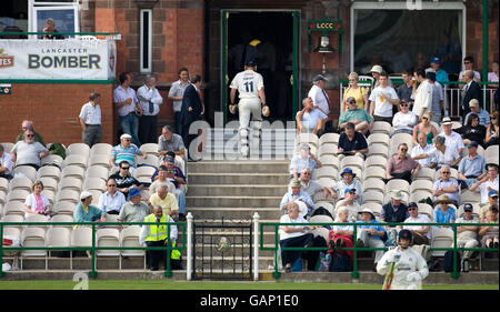 Andrew Flintoff von Lancashire geht zurück zum Pavillon, nachdem er während des Spiels LV County Championship Division One im Old Trafford Cricket Ground, Manchester, von Durhams Garry Park für Ente geduckt wurde. Stockfoto