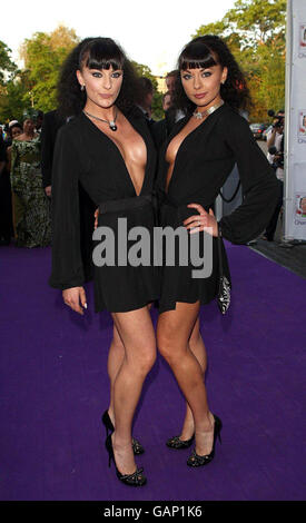 Die Cheeky Girls kommen beim Cauldwell Ball im Battersea Evolution im Battersea Park, London an. Stockfoto