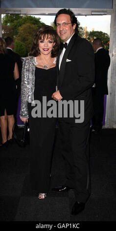 Joan Collins kommt am Cauldwell Ball im Battersea Evolution im Battersea Park, London an. Stockfoto