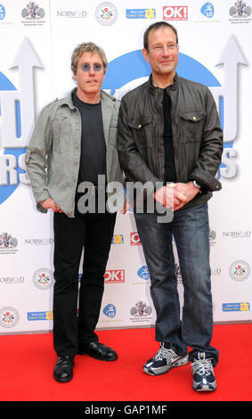 Roger Daltrey von der WHO (links) und Richard Desmond kommen zur RD Crusaders Show auf dem Old Billingsgate Fish Market in London an. Die RD Crusaders zeigen Roger Daltrey von The Who and Express und OK! Inhaber Richard Desmond (der Schlagzeug spielt). Stockfoto