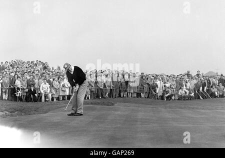 Golf - Ryder Cup - Großbritannien und Irland / USA - Royal Lytham und St Annes. Jay Hebert aus den USA spielt beim 13. Green gegen die britische Dai rees. Rees gewann 2 und 1. Stockfoto