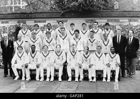 Hintere Reihe, L bis R, Keith Brown, Mark Ramprakash, Ricardo Ellcock, Ian Hutchinson, Alex Barnett, Paul Weekes, Jason Pooley und Aftab Habib. Mittlere Reihe, L bis R, Don Bennett (Trainer), Harry Sharp (Torschütze), Mike Roseberry, Phil Tufnell, Angus Fraser, Jamie Sykes, Alistair Fraser, Clive Radley (Assistant Coach), James Davis (Physio) AP Jones (2nd XI Scorer) Front Row L to R, John Carr, Norman Cowans, Paul Downton, John Emburey, Mike Gatting (Kapitän), Roland Butcher, Simon Hughes und Neil Williams. Stockfoto