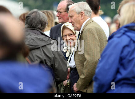 Die britische Königin Elizabeth II schaut sich die Royal Horse Show in Windsor, Berkshire, an. Stockfoto