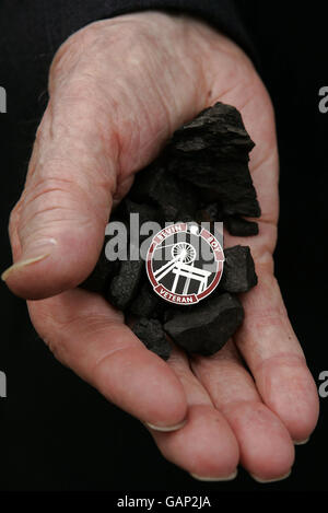 Andrew Robertson, von der Bevin Boys Scottish Group, zeigt während einer Zeremonie im Scottish Mining Museum in Newton Grange seine Medaille der Anerkennung für seine Bemühungen im Zweiten Weltkrieg. Stockfoto