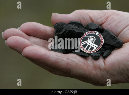 Andrew Robertson, von der Bevin Boys Scottish Group, zeigt während einer Zeremonie im Scottish Mining Museum in Newton Grange seine Medaille der Anerkennung für seine Bemühungen im Zweiten Weltkrieg. Stockfoto