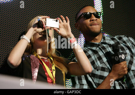 Fearne Cotton und Reggie Yates auf der Bühne, bevor Adele beim Big Weekend von Radio 1, dem größten kostenlosen Musikfestival Großbritanniens, im Mote Park, Maidstone in Kent, auftritt. Stockfoto