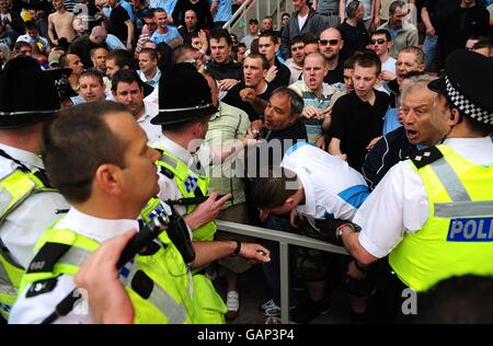 Polizisten halten Manchester City-Fans nach dem Spiel zurück Stockfoto