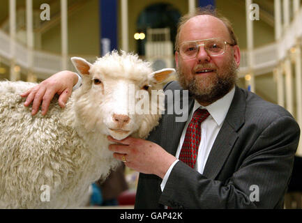 Undatierte Datei Foto von Professor Ian Wilmut des Roslin Instituts mit Transportwagen die Schafe, wie Stammzellforschung möglicherweise 20 Jahre hinter es heute das Schaf Dolly nie ist, so die Wissenschaftlerin geboren wäre dessen Team die weltweit erste Säugetier erstellt geklonte aus einer adulten Zelle. Stockfoto