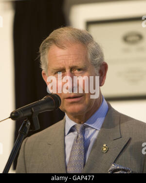 Der Prinz von Wales spricht bei einem Besuch zur Feier des 60-jährigen Jubiläums von Land Rover im Werk des Unternehmens in Lode Lane, Solihull. Stockfoto