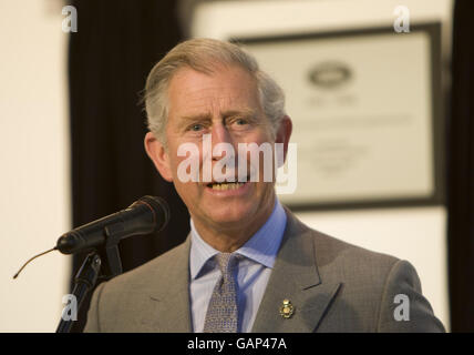 Der Prinz von Wales bei einem Besuch zum 60-jährigen Jubiläum von Land Rover im Werk des Unternehmens in Lode Lane, Solihull. Stockfoto