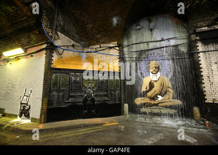 Ein Kunstwerk des Graffiti-Künstlers Banksy beim 'Cans Festival' in einem Straßentunnel in Leake Street, Lambeth, London. Stockfoto