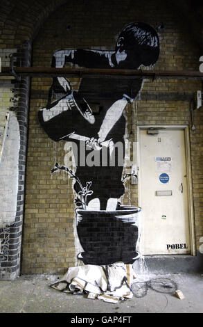 Ein Kunstwerk des Graffiti-Künstlers Banksy beim 'Cans Festival' in einem Straßentunnel in Leake Street, Lambeth, London. Stockfoto