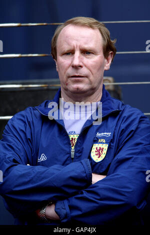 Fußball - Europameisterschaft 2004 Qualifikation - Gruppe fünf - Schottland / Island. Schottlands Manager Berti Vogts beobachtet das Spiel Stockfoto