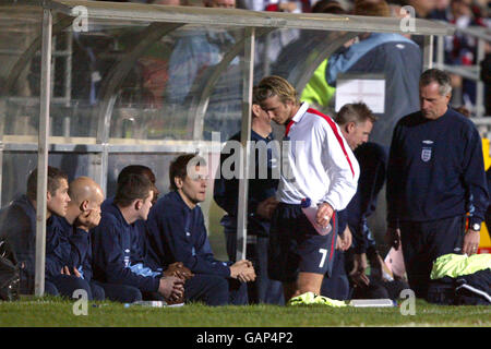 Fußball - Europameisterschaften 2004 Qualifikation - Gruppe Sieben - Liechtenstein gegen England. Der englische David Beckham sitzt nach seiner Ersetzung in den ausgegraben Stockfoto