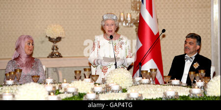 Die britische Königin Elizabeth II. Spricht während eines Staatsbanketts zu ihren Ehren im Präsidentenpalast, während Präsident Abdullah Gul (rechts) und Frau Hayrunnisa Gul (links) am ersten Tag ihres Staatsbesuchs in der Türkei zuhören. Stockfoto