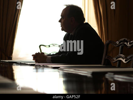 Foto vom 13/05/2008 des schottischen Ersten Ministers Alex Salmond spricht mit einem Reporter im Bute House in Edinburgh. Herr Salmond plant, sein Gesetz für ein Referendum über die schottische Unabhängigkeit zum Jahrestag der Geburt des Dichters Robert Burns zu erlassen, sagte er heute. Stockfoto