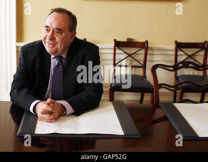 Foto vom 13/05/2008 des schottischen Ersten Ministers Alex Salmond spricht mit einem Reporter im Bute House in Edinburgh. Herr Salmond plant, sein Gesetz für ein Referendum über die schottische Unabhängigkeit zum Jahrestag der Geburt des Dichters Robert Burns zu erlassen, sagte er heute. Stockfoto