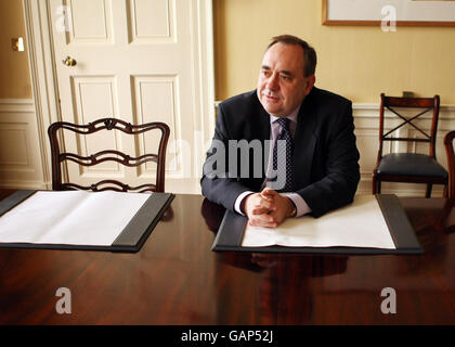 Foto vom 13/05/2008 des schottischen Ersten Ministers Alex Salmond spricht mit einem Reporter im Bute House in Edinburgh. Herr Salmond plant, sein Gesetz für ein Referendum über die schottische Unabhängigkeit zum Jahrestag der Geburt des Dichters Robert Burns zu erlassen, sagte er heute. Stockfoto