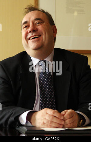 Foto vom 13/05/2008 des schottischen Ersten Ministers Alex Salmond spricht mit einem Reporter im Bute House in Edinburgh. Herr Salmond plant, sein Gesetz für ein Referendum über die schottische Unabhängigkeit zum Jahrestag der Geburt des Dichters Robert Burns zu erlassen, sagte er heute. Stockfoto