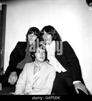 Mitglieder der Beatles, von links nach rechts, Ringo Starr, Paul McCartney und George Harrison bei einer Presseschau des Yellow Submarine im Bowater House, Knightsbridge. Stockfoto