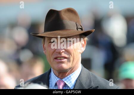 Pferderennen - Craven Meeting - Newmarket. Trainer John Gosden feiert nach seinem unfehlbaren Pferd gewinnt das Leslie Harrison Memorial Nell Gwyn Stakes (Gruppe der Stutfohlen 3) Stockfoto