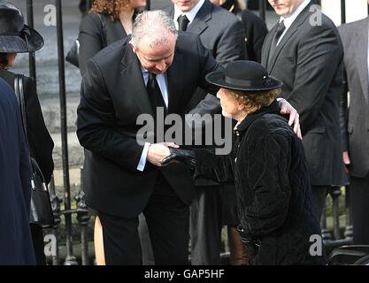 Maeve Hillery (rechts) wird von ihrem Sohn John bei der Staatsbegräbnis des ehemaligen irischen Präsidenten Dr. Patrick Hillery heute in Dublin getröstet. Stockfoto