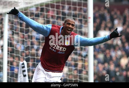 Fußball - Barclays Premier League - Aston Villa gegen Birmingham City - Villa Park. Ashley Young von Aston Villa feiert das vierte Tor des Spiels Stockfoto