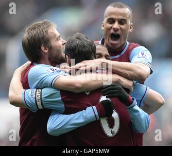 Fußball - Barclays Premier League - Aston Villa gegen Birmingham City - Villa Park. Die Spieler von Aston Villa feiern ihr drittes Tor von John Carew Stockfoto