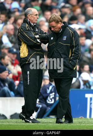 Fußball - Barclays Premier League - Manchester City / Portsmouth - City of Manchester Stadium. Portsmouth-Manager Harry Redknapp (r) und sein Assistent Joe Jordan (l) stehen auf der Touchline niedergeschlagen. Stockfoto