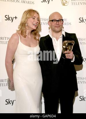 Keeley Hawes und der Gewinner Harry Hill mit dem Best Entertainment Program Award wurden für Harry Hill's TV Burp bei den British Academy Television Awards im London Palladium, W1, ausgezeichnet. DIE VERÖFFENTLICHUNG DIESES BILDES UND DER GEWINNER-ERGEBNISSE, IN WELCHEM MEDIUM AUCH IMMER, OB IN PRINT, RUNDFUNK ODER ONLINE, IST BIS SONNTAG, 20. APRIL 2008, 2100:00 UHR MEZ STRENG VERHÄNGT. Stockfoto