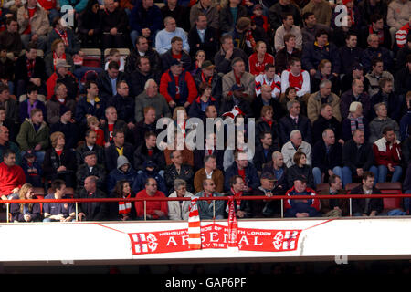 Fußball - FA Barclaycard Premiership - Arsenal / Charlton Athletic. Arsenal-Fans sehen sich das Spiel an Stockfoto