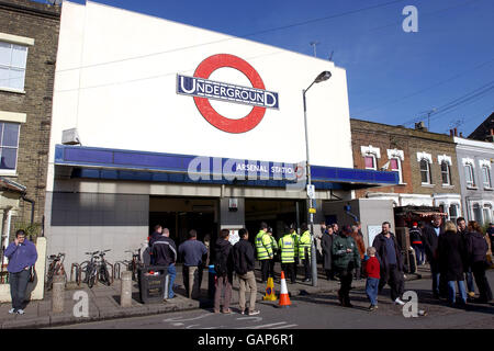 Fußball - FA Barclaycard Premiership - Arsenal / Charlton Athletic. Arsenal, U-Bahn-Station Stockfoto