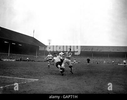 Ron Henry von Tottenham Hotspur (l) macht einen letzten Grabenangriff Auf Bobby Robson von West Bromwich Albion (r) Stockfoto