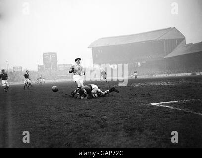 Fußball - Football League Division One - Chelsea gegen West Bromwich Albion. Chelsea-Torhüter Reg Matthews (r) rettet zu Füßen von Bobby Robson von West Bromwich Albion (l) Stockfoto