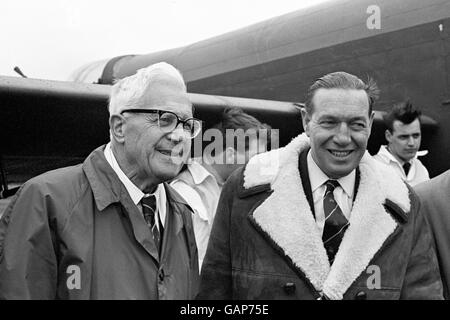 Dr. Barnes Wallis, links, Erfinder der „Prellbombe“, die im Mai 1943 in Scampton, der Heimat der Staffel Nr. 617 (Dambusters), zum Bruch der Dämme von Moehne und Eder verwendet wurde. Stockfoto