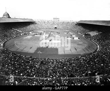 Gesamtansicht des Wembley Stadions, wie die olympische Flagge ist Am Ende der Olympischen vierzehn Tage gesenkt Stockfoto