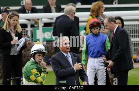 Horse Racing - bet365 Gold Cup Meeting - Tag eins - Pferderennbahn Sandown Stockfoto