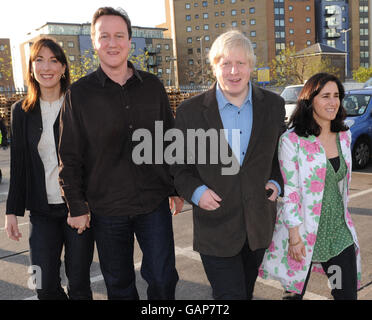 David Cameron und seine Frau Samantha Kampagne mit konservativem Anwärter für London Bürgermeister Boris Johnson und seine Frau Marina am Billingsgate Markt, London. Stockfoto