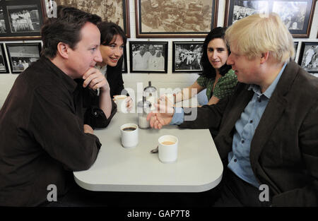 David Cameron und seine Frau Samantha Kampagne mit konservativem Anwärter für London Bürgermeister Boris Johnson und seine Frau Marina am Billingsgate Markt, London. Stockfoto