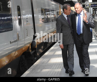 Der Londoner Bürgermeister Ken Livingstone begrüßt seinen Pariser Amtskollegen, den Bürgermeister Bertrand Delanoe, als er heute am Bahnhof St. Pancras ankommt. Stockfoto