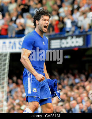 Chelseas Michael Ballack feiert das erste Tor des Spiels während des Spiels der Barclays Premier League in Stamford Bridge, London. Stockfoto