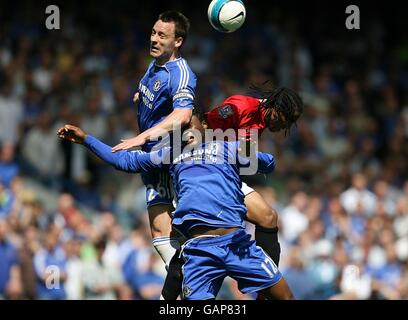 Fußball - Barclays Premier League - Chelsea / Manchester United - Stamford Bridge. Chelsea's John Mikel Obi und John Terry (links) kämpfen mit Oliveira Anderson von Manchester United um den Ball in der Luft Stockfoto