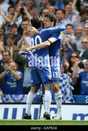 Fußball - Barclays Premier League - Chelsea / Manchester United - Stamford Bridge. Chelsea's Michael Ballack feiert das Tor seiner Mannschaft zum ersten Tor des Spiels mit Teamkollege Paulo Ferreira Stockfoto