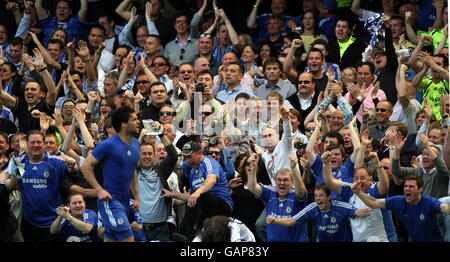 Fußball - Barclays Premier League - Chelsea / Manchester United - Stamford Bridge. Chelseas Michael Ballack feiert das erste Tor des Spiels seiner Seite. Stockfoto