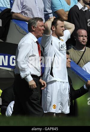 Alex Ferguson, Manager von Manchester United, und Wayne Rooney sind dabei Von der Touchline aus, während sich Chelsea's Michael Ballack darauf vorbereitet Eine Strafe ausgestellt, nachdem Manchester United Michael Carrick wurde bestraft Für einen Handball Stockfoto