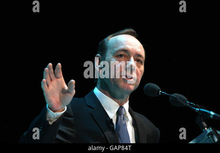 Schauspieler Kevin Spacey, künstlerischer Leiter des Old Vic Theatre, spricht auf der Institute of Directors Annual Convention in der Royal Albert Hall, London. Stockfoto