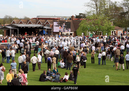 Racegoers versammeln sich, während die Saw Doctors während eines Konzerts am Ende des Gold Cup Meetings im Sandown Park auftreten. Stockfoto