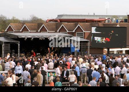 Pferderennen - Bet365 Gold Cup Meeting - Sandown Park. Die Saw Doctors treten während eines Konzerts am Ende des Gold Cup Meetings im Sandown Park auf. Stockfoto